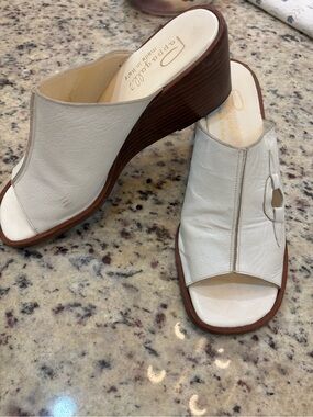 Pappagallo White Open-Toe Leather Wedge Mules with Wood-Tone Heel